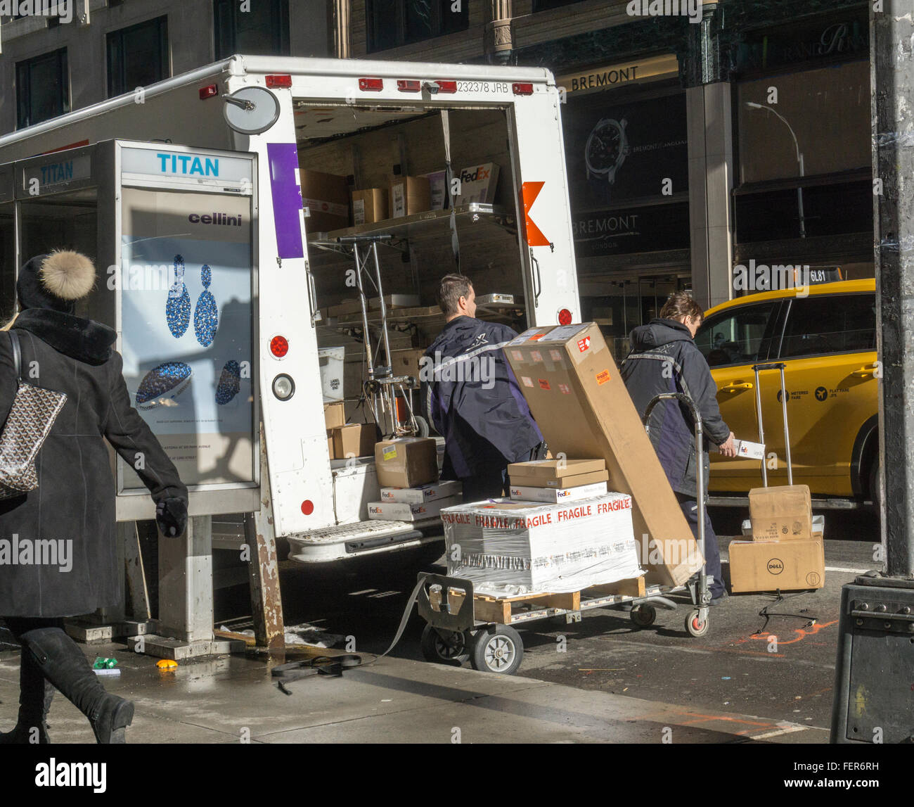 Los trabajadores de FedEx en el Midtown de Nueva York ordenar los paquetes  para la entrega el viernes, 5 de febrero de 2016. (© Richard B. Levine  Fotografía de stock - Alamy