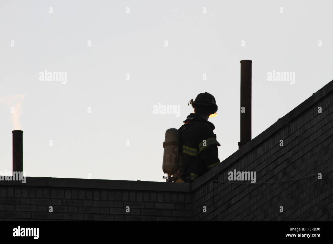 Vista trasera de bombero en traje de protección Foto de stock