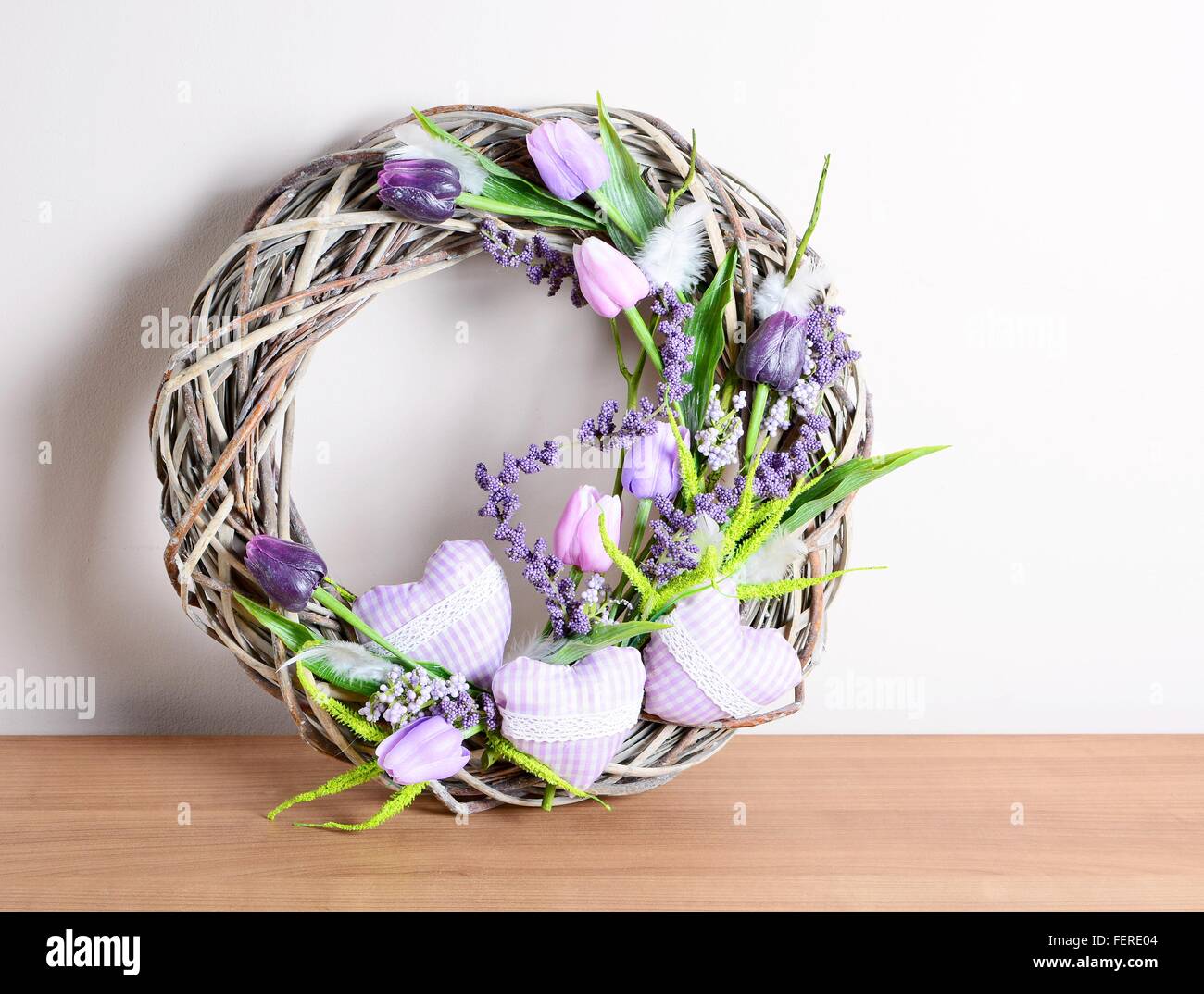 Pascua decorados caseros decoración floral en la mesa. Acuerdo de fabricación casera. Foto de stock