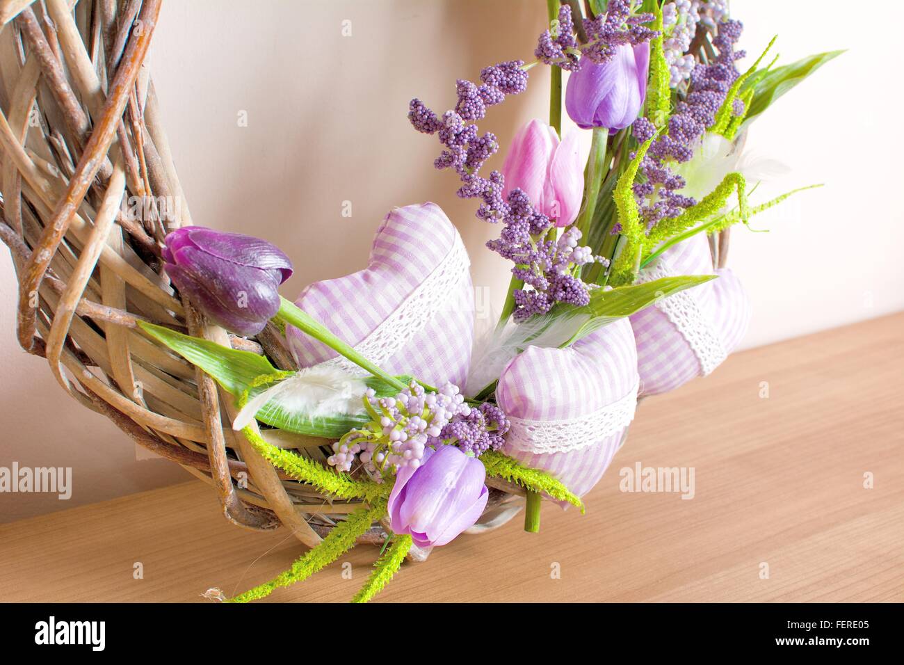 Pascua decorados caseros decoración floral en la mesa. Acuerdo de fabricación casera. Foto de stock