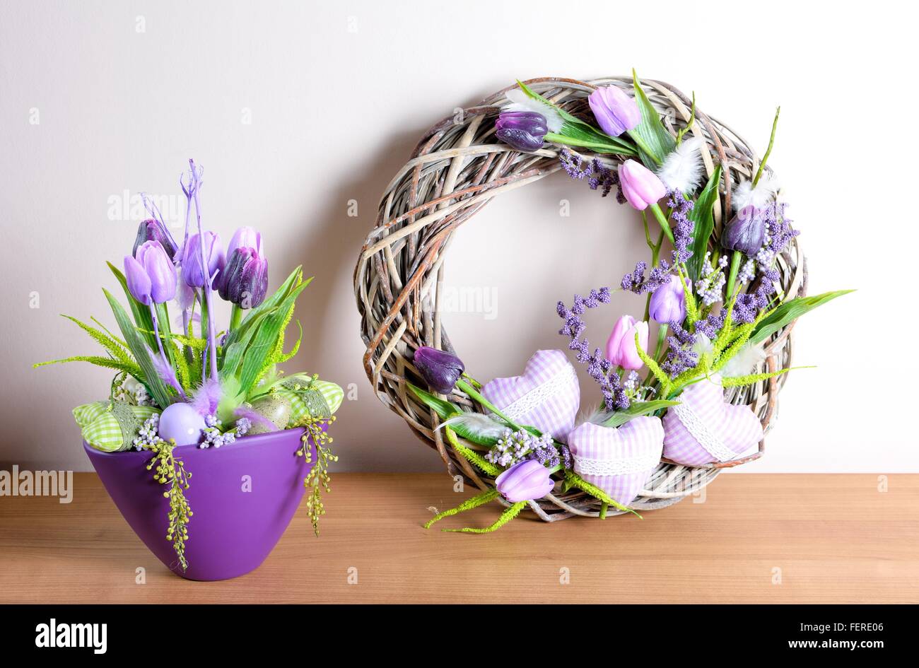 Decoración floral de Pascua en la mesa. Acuerdo de fabricación casera. Foto de stock