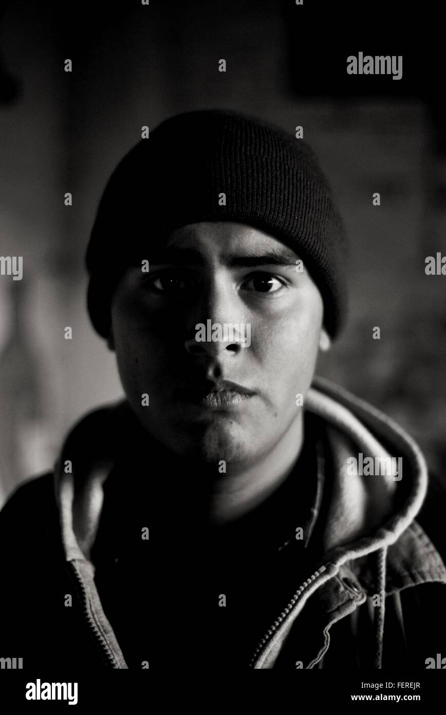 Retrato del hombre que llevaba Knit Hat Foto de stock