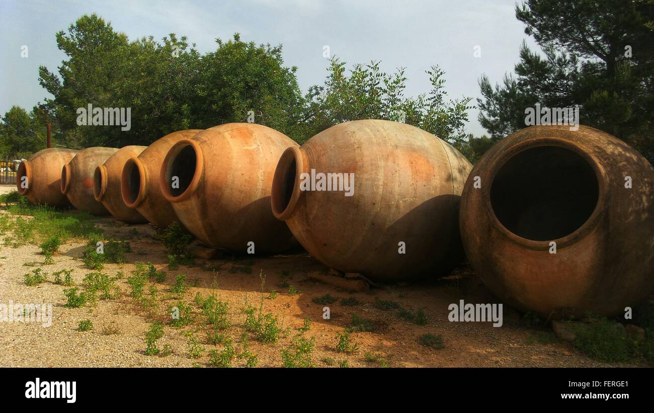 Grandes tinajas de barro en el Castillo de San Jorge de Alfama