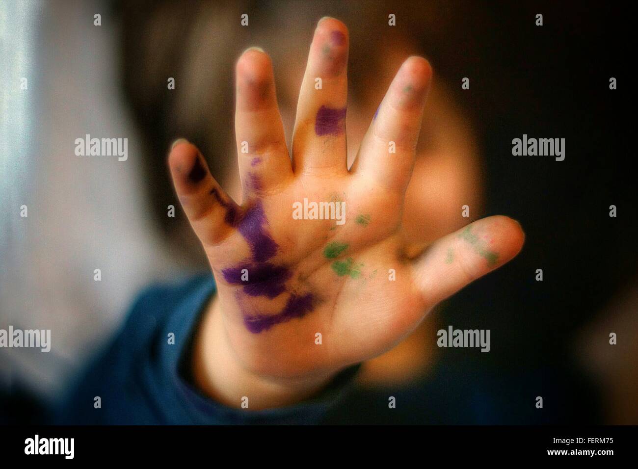 Primer plano de la mano del niño pintado Foto de stock