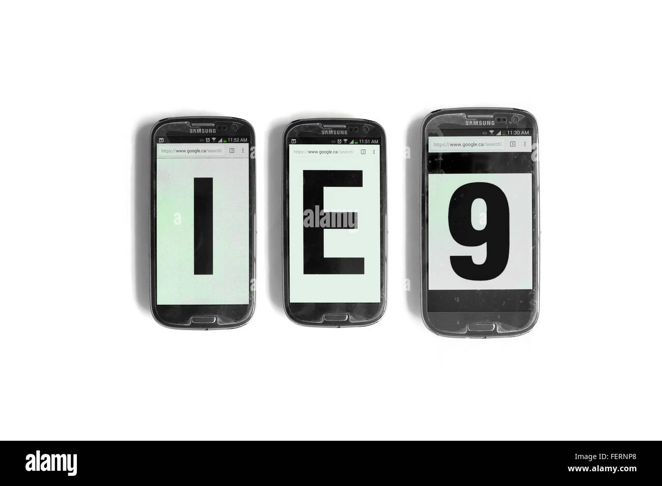 IE9 en las pantallas de los smartphones fotografiado contra un fondo blanco. Foto de stock