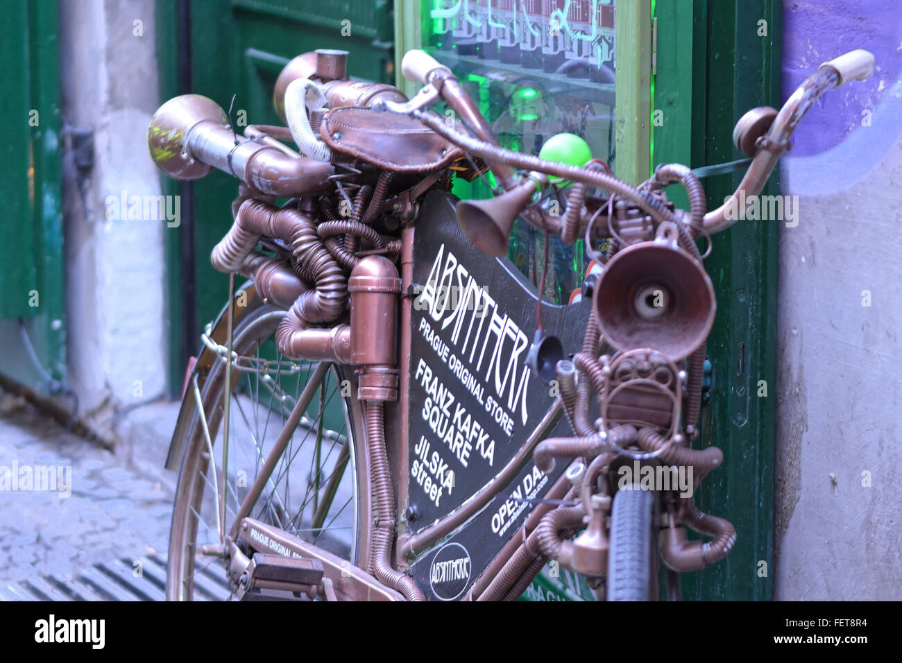 Novela bicicleta fuera de un bar de Praga Foto de stock