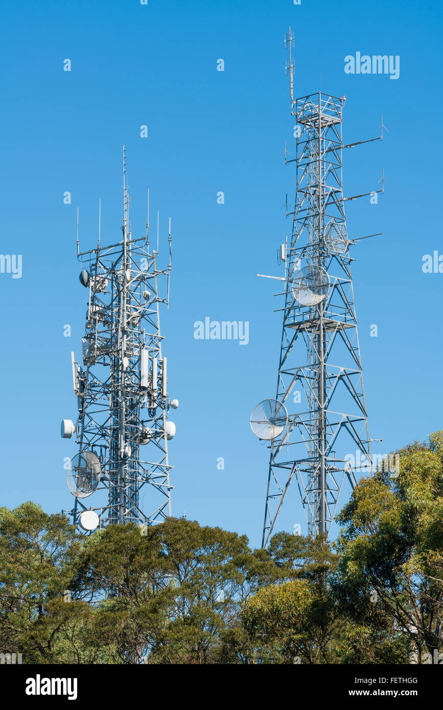 Torre de antena en la parte superior de una colina Foto de stock