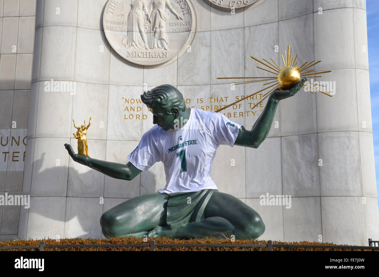 DETROIT, MI - 24 de diciembre: El espíritu de Detroit monumento en Detroit, MI, está cubierta por una camiseta de la Universidad Estatal de Michigan en DEC Foto de stock