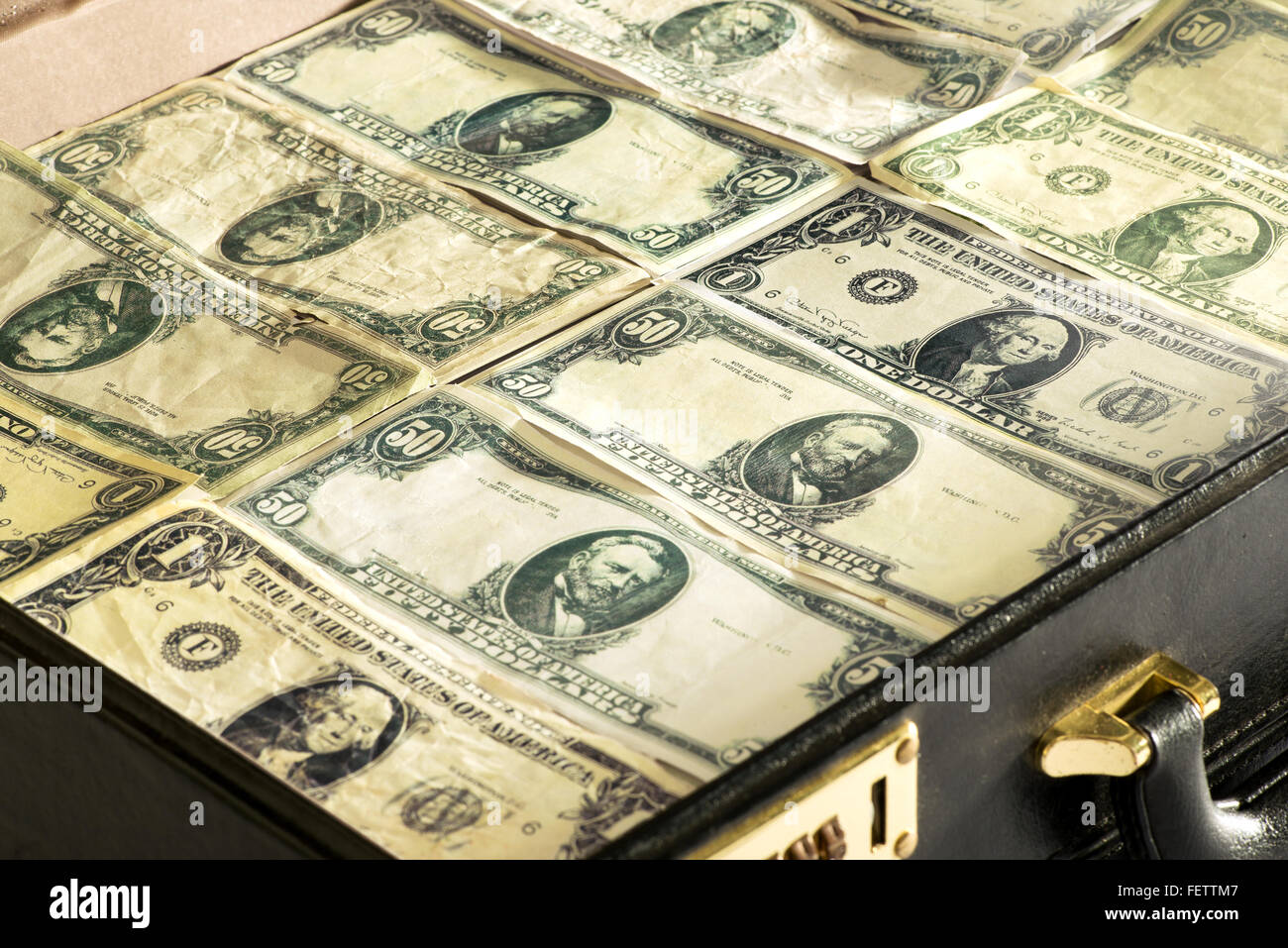 Cierre de billetes de dólar o greenbacks estrechamente empaquetados en un maletín. Foto de stock