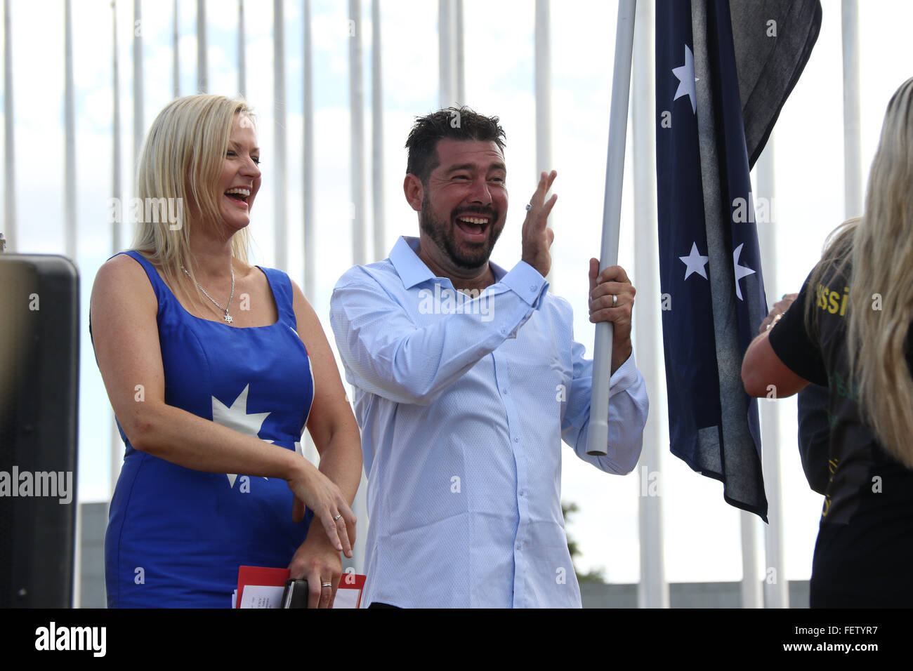 Rosalie Crestani y Daniel Evans risa tras un discurso por Wanda Marsh en el rally PEGIDA en Canberra, Australia. Foto de stock
