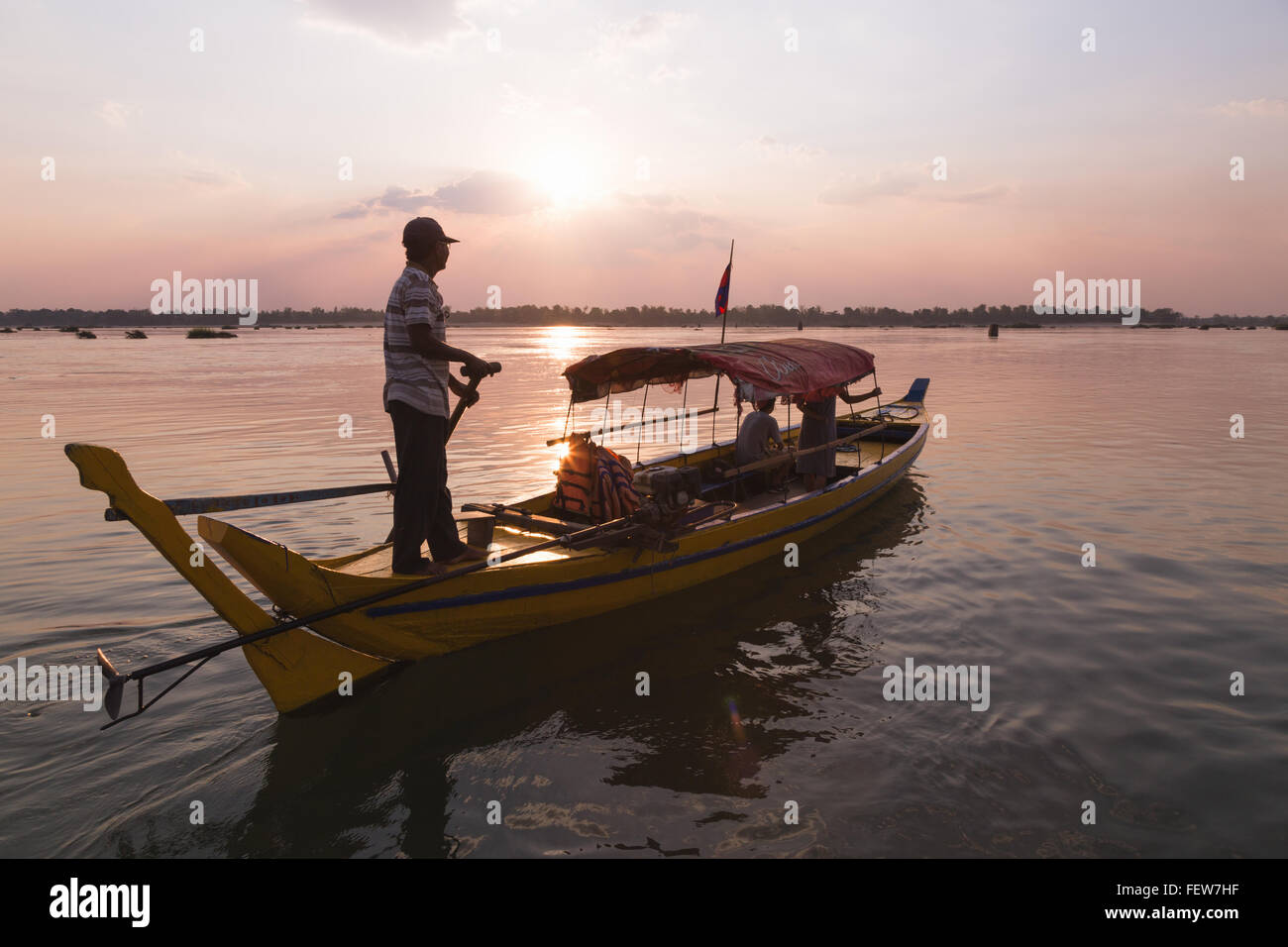 Observación de delfines de agua dulce en el río Mekong, Camboya. Foto de stock
