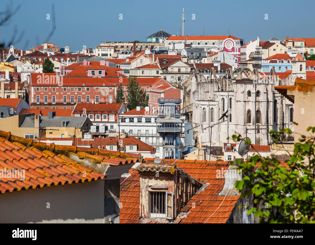 Portugal, Lisboa, vistas a los tejados del barrio de Baixa hacia el elevador de Santa Justa y las ruinas del Convento Carmo Foto de stock
