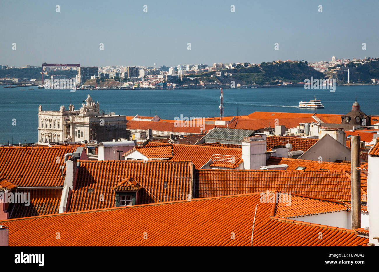Portugal, Lisboa, vista sobre el techo de Lisboa con el arco triunfal en Commerce Square y la cercanía de ferry en el Tajo. Foto de stock