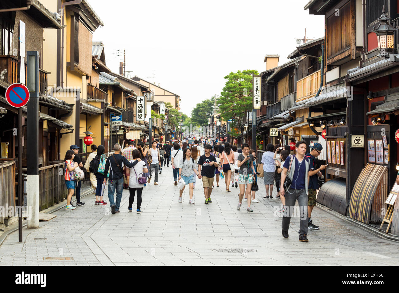 Los turistas caminando por Hanami-Koji dori, la calle en el corazón de Gion y su famoso distrito de entretenimiento de Geisha forrado con Foto de stock
