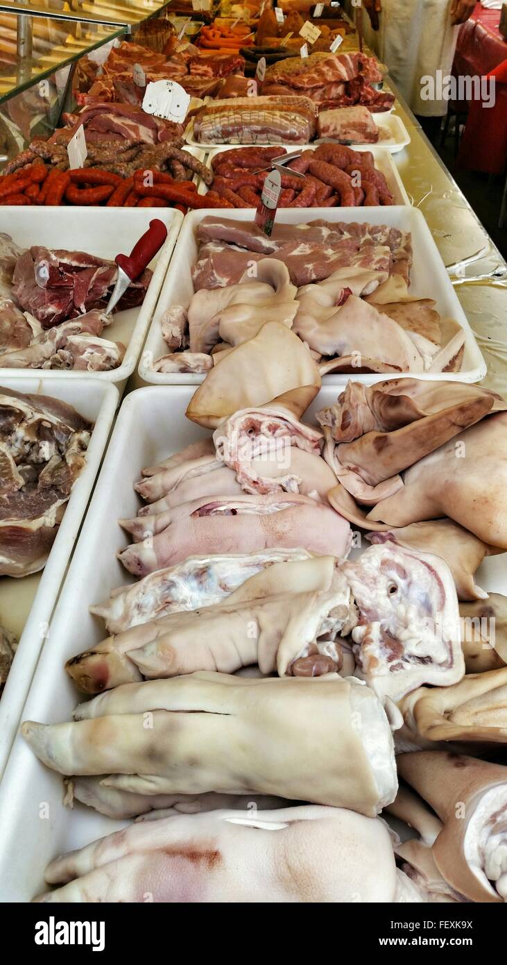 Carnes y embutidos a la venta en el mercado Foto de stock