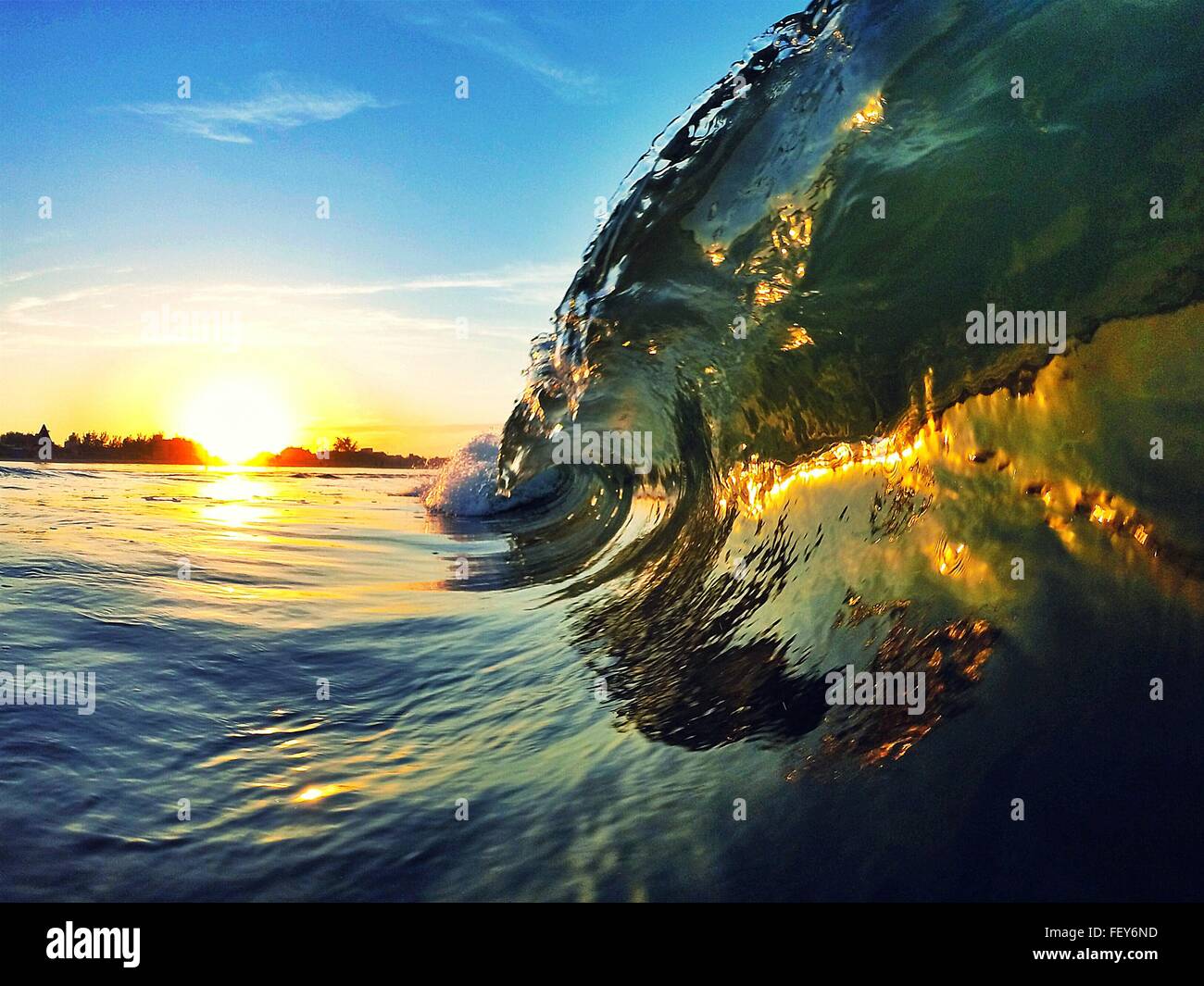 La reflexión de la persona surf en ola de agua Foto de stock