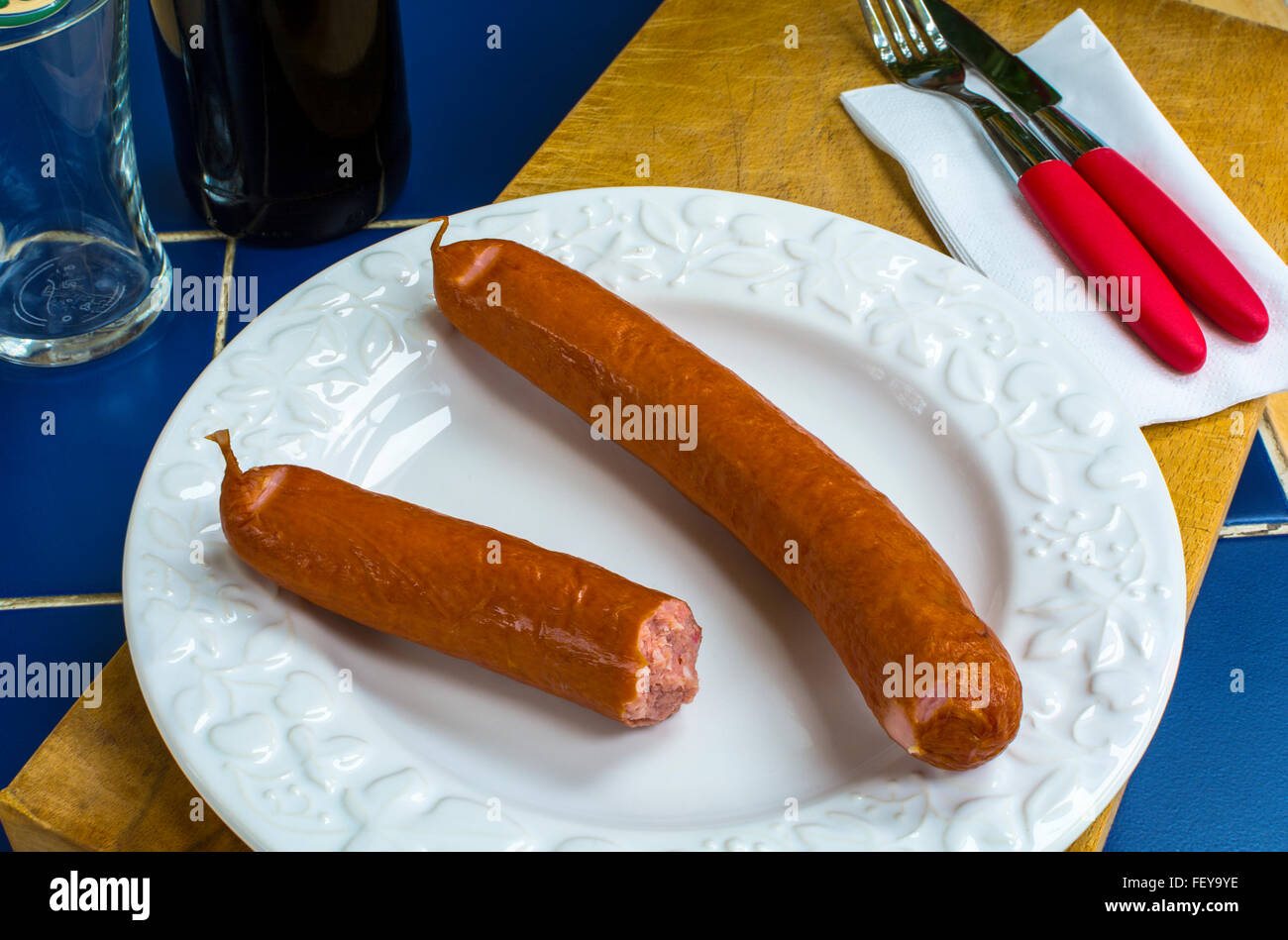 O Cabanossi cabanosy kabanossi o embutidos, similar a un leve salami, normalmente comida fría en trozos pequeños como snack Foto de stock