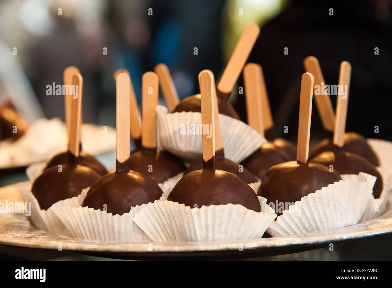 Postres de chocolate en la pastelería Foto de stock