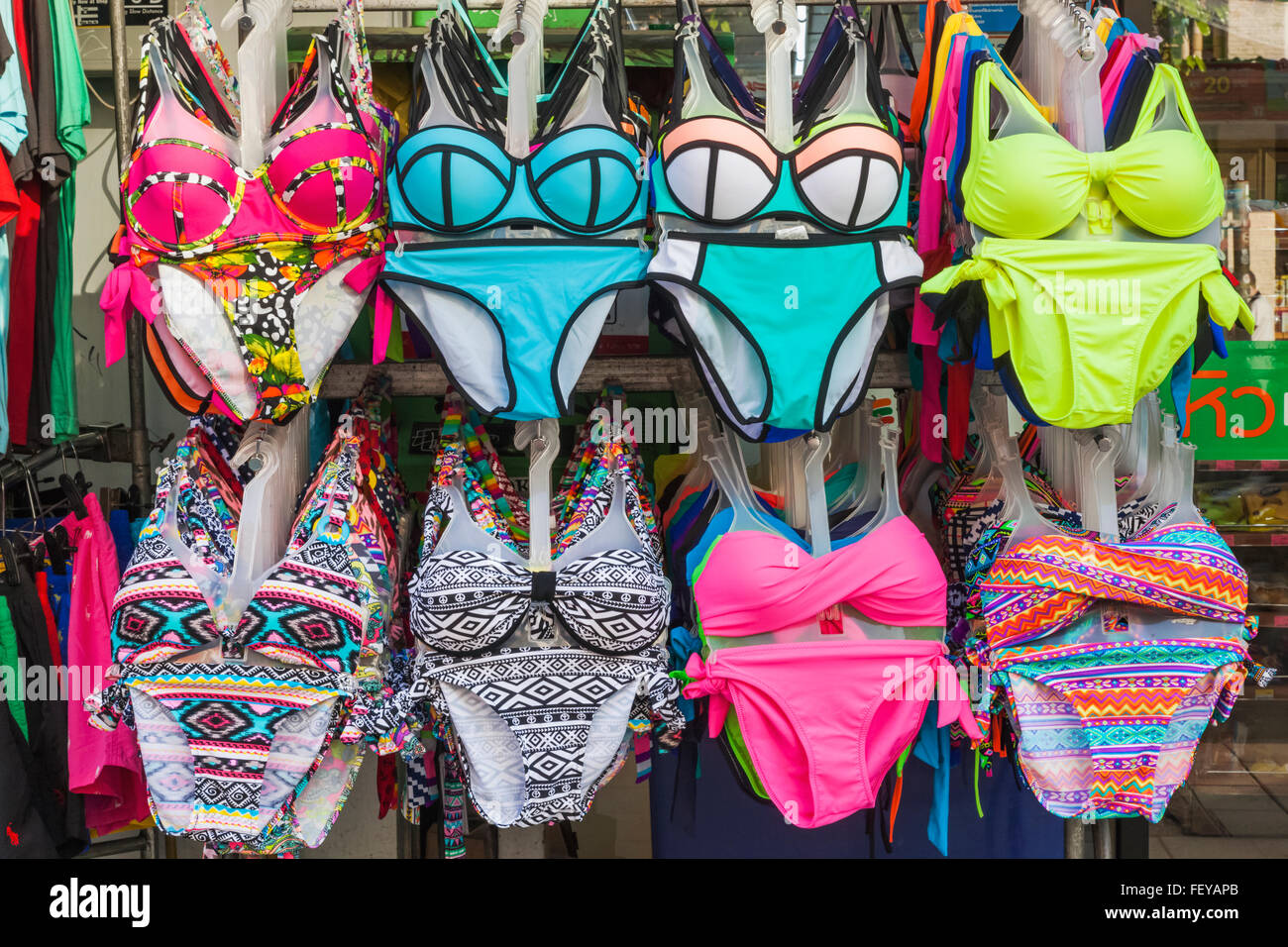 Tailandia, Bangkok, Khaosan Road, Tienda Visualización de coloridos Bikinis  Womens Fotografía de stock - Alamy