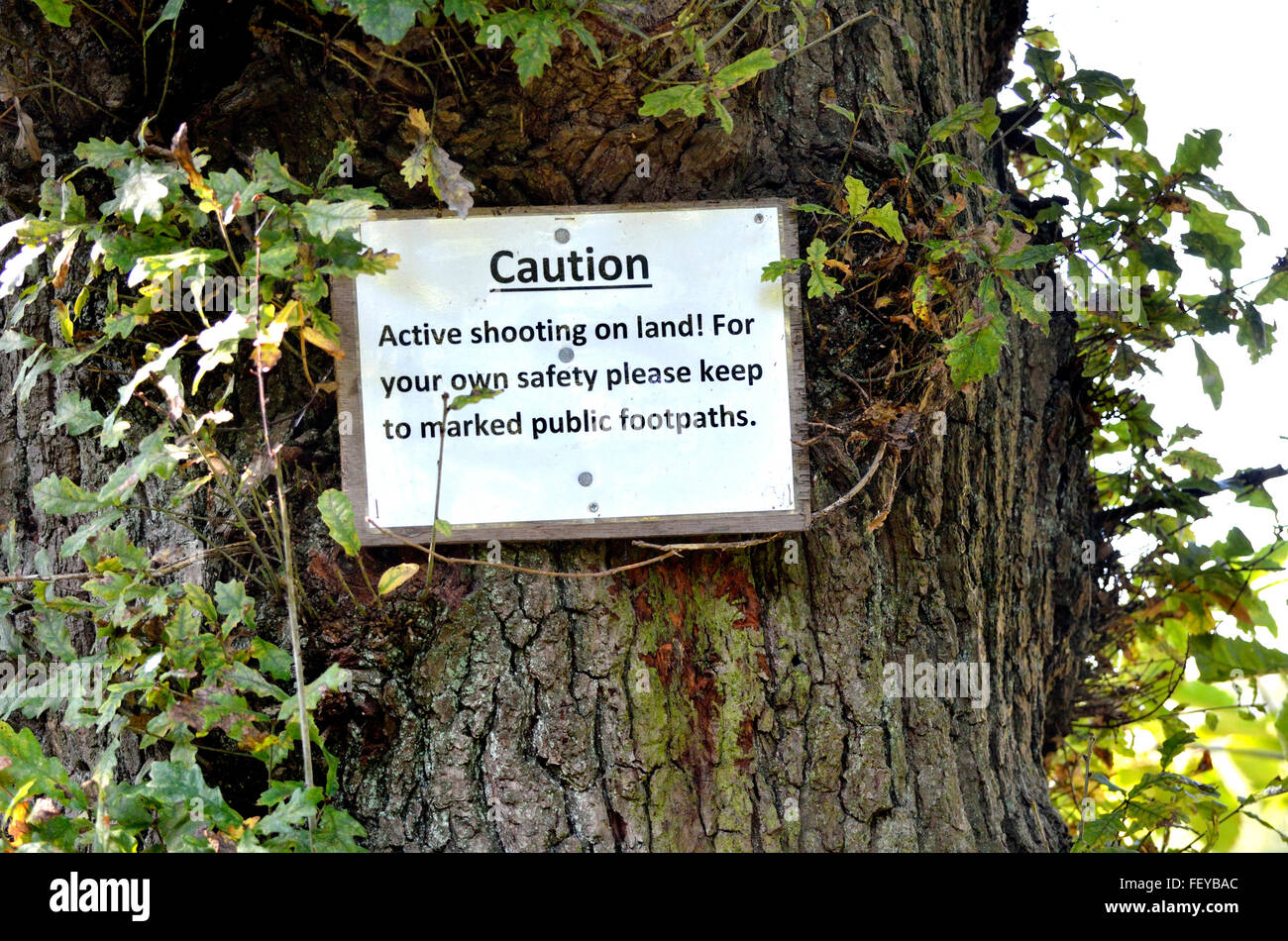 Boughton Monchelsea village, Maidstone, Kent, UK. Firmar en tierras privadas de disparos de advertencia Foto de stock