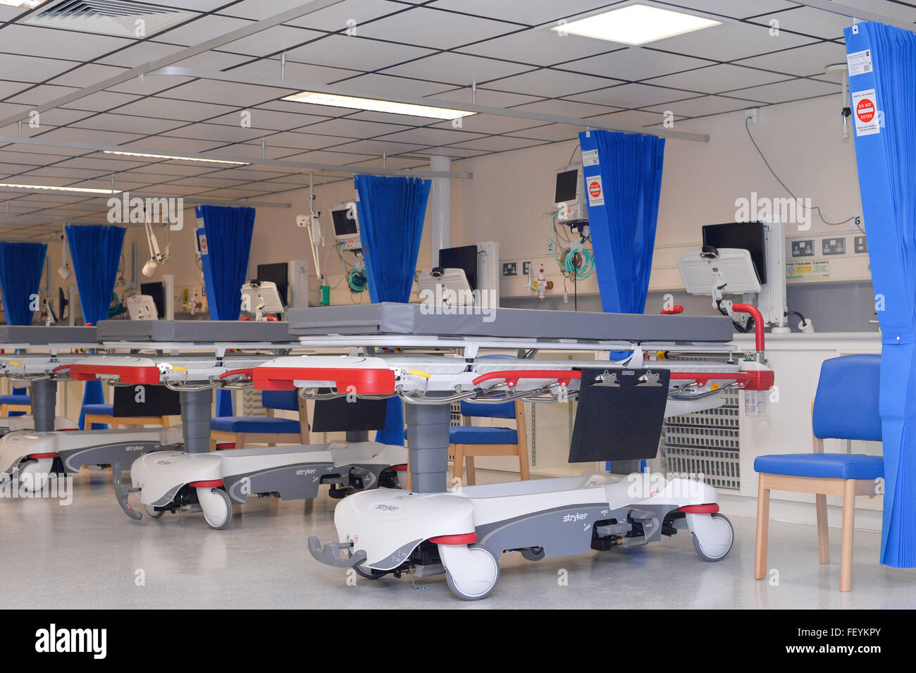 Un equipo de limpieza profesional matorrales, spray y limpie todas las superficies en salas de hospital. Crédito: Euan Cherry Foto de stock