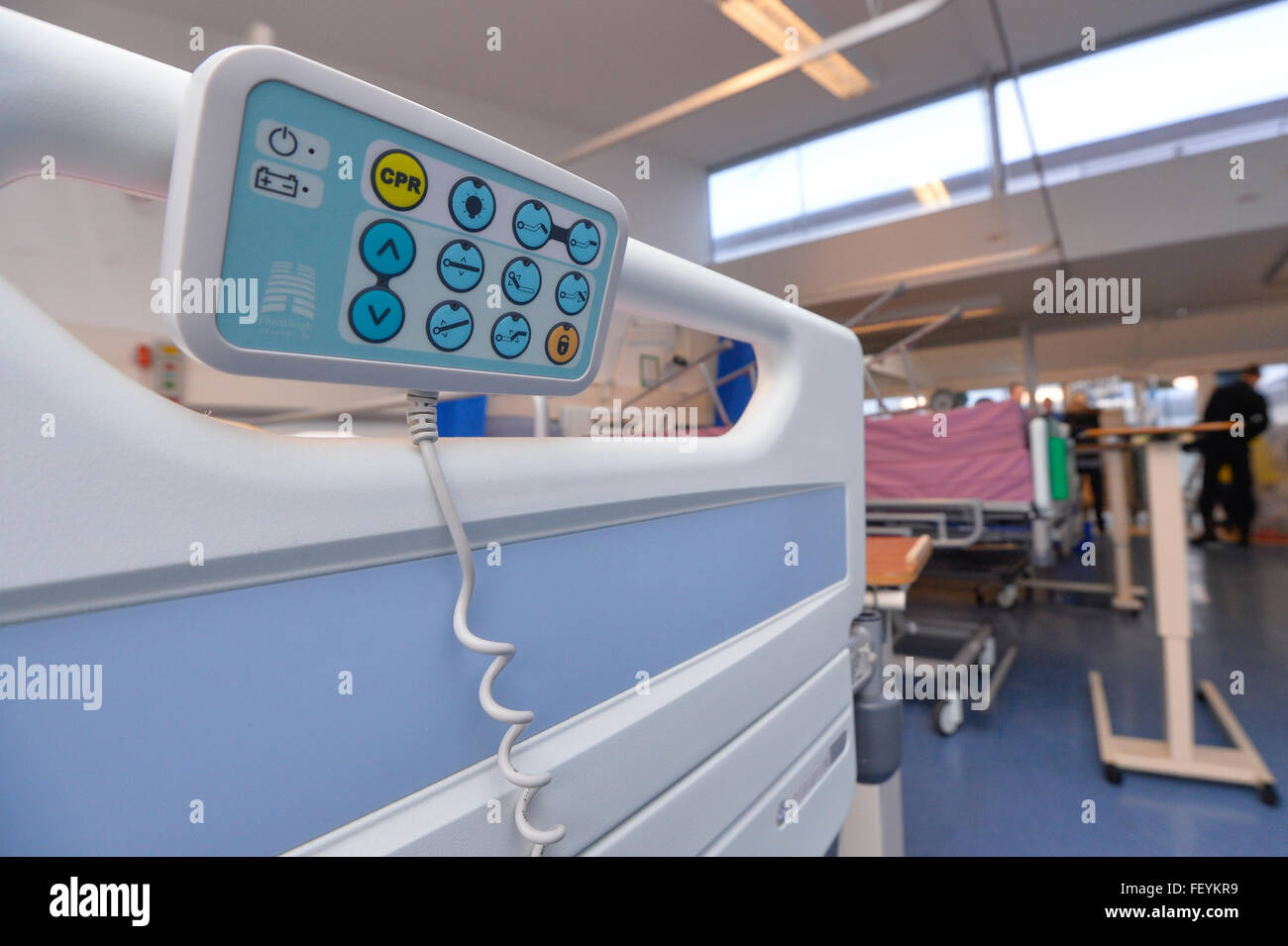 Más cerca del final de una cama en un hospital. Crédito: Euan Cherry Foto de stock