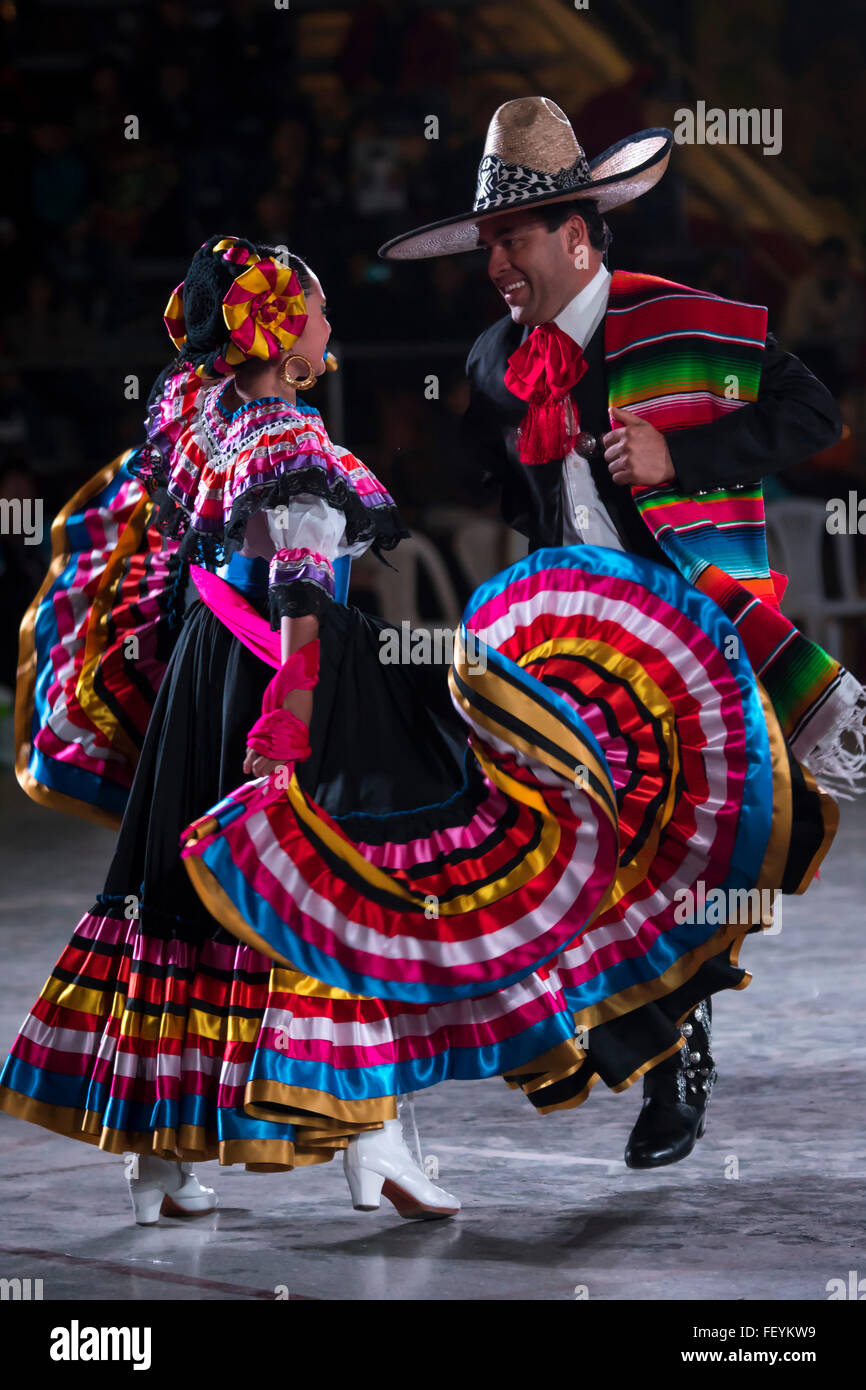Pareja de bailarines, hijo de la Negra. Danza folklórica mexicana. Festival  Internacional de danzas folklóricas de El Buen Pastor, municipio o escuela  Fotografía de stock - Alamy