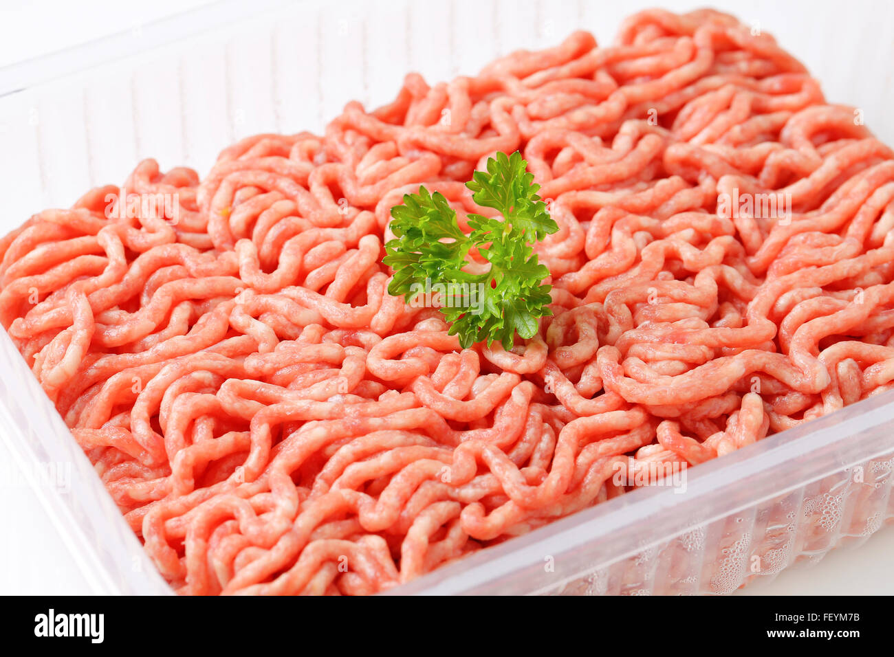 Cerca de carne picada y preparados de carne cruda en una caja de plástico Foto de stock
