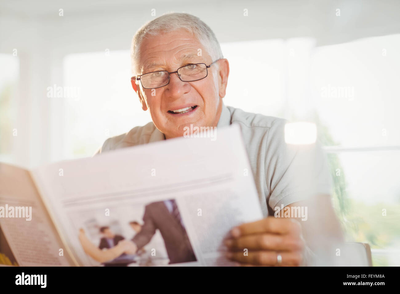 Centrado altos hombre leyendo el periódico Foto de stock