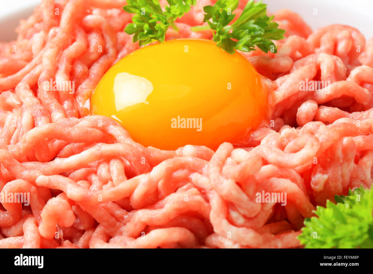 Detalle de carne picada cruda con yema de huevo Foto de stock
