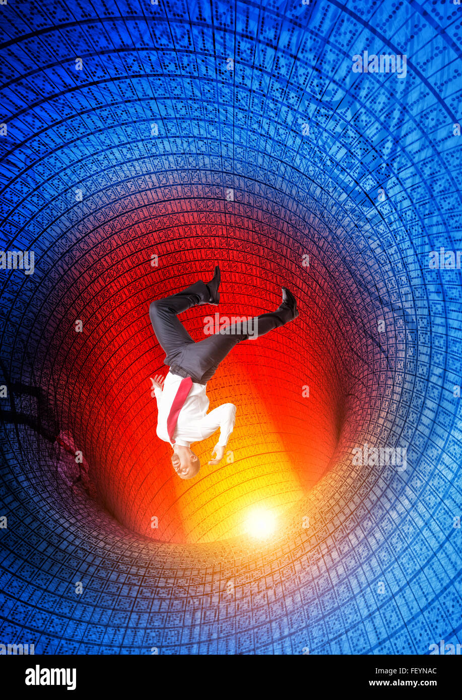Hombre caer en código binario tunnell Foto de stock