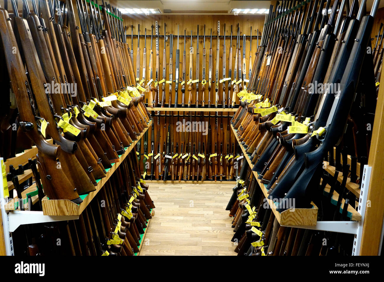 Rifles en una armería en pantalla Foto de stock