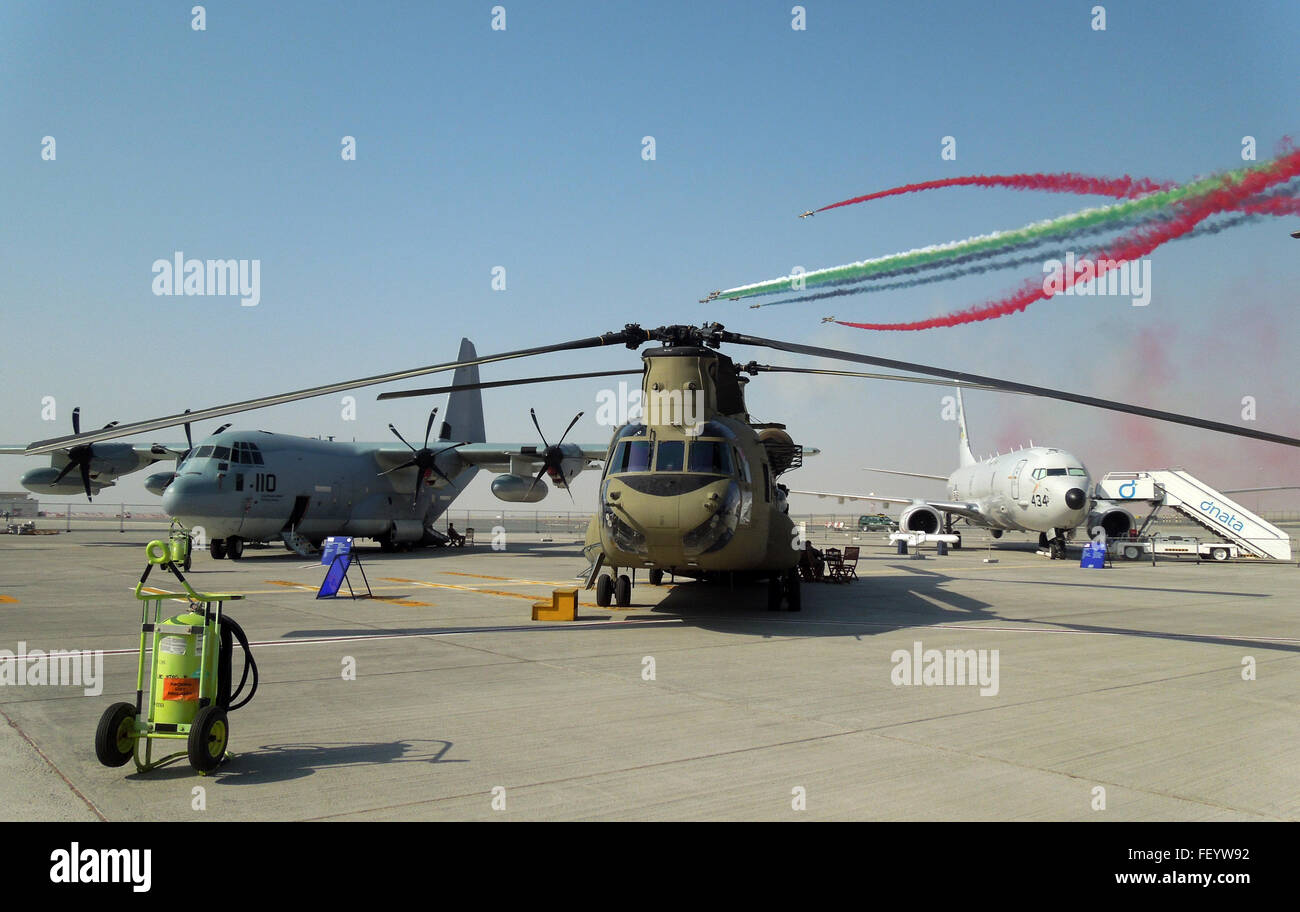 "Al Fursan" (los caballeros), la Fuerza Aérea de los Emiratos Árabes Unidos acrobático mostrar equipo, realizar detrás de un Cuerpo de Marines de EE.UU KC-130J, un ejército estadounidense Chinook CH-47, y una marina de EE.UU. P-8 Poseidon en el 2015 en el Salón Aeronáutico de Dubai, Emiratos Arabes Unidos, el 9 de noviembre de 2015. El air show es considerado el principal evento de la industria aérea y de aviación en la región del Oriente Medio. Foto de stock
