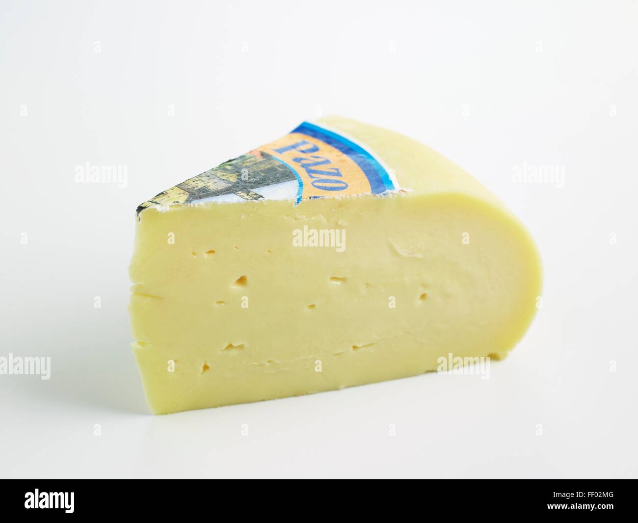 Rodaja de Español Arzua-Ulloa DOP queso de leche de vaca Foto de stock
