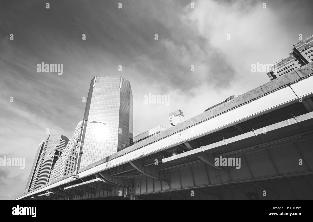 Fotografía en blanco y negro de la infraestructura de carreteras y edificios de Manhattan, Ciudad de Nueva York Foto de stock