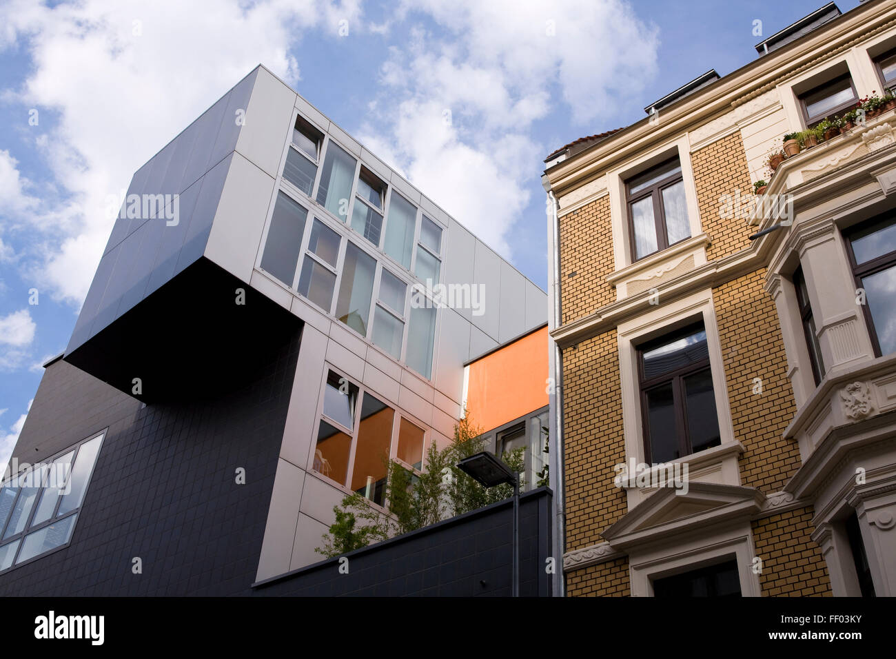 En Europa, Alemania, Colonia, moderna casa de apartamentos en la calle Dom. Europa, Deutschland, Koeln, modernes Wohnhaus in der Domstr Foto de stock