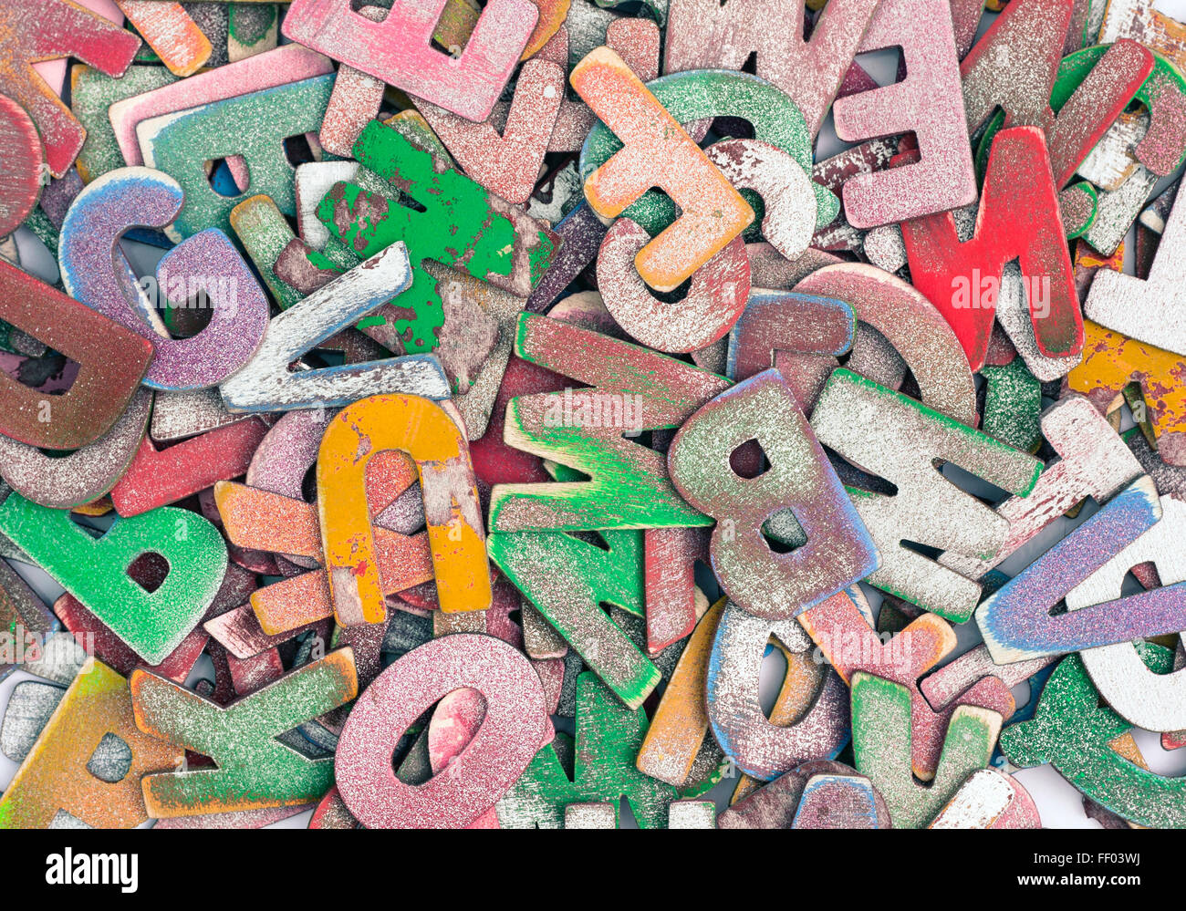 juego de letras magnéticas y de madera para niños sobre una base de madera  Fotografía de stock - Alamy