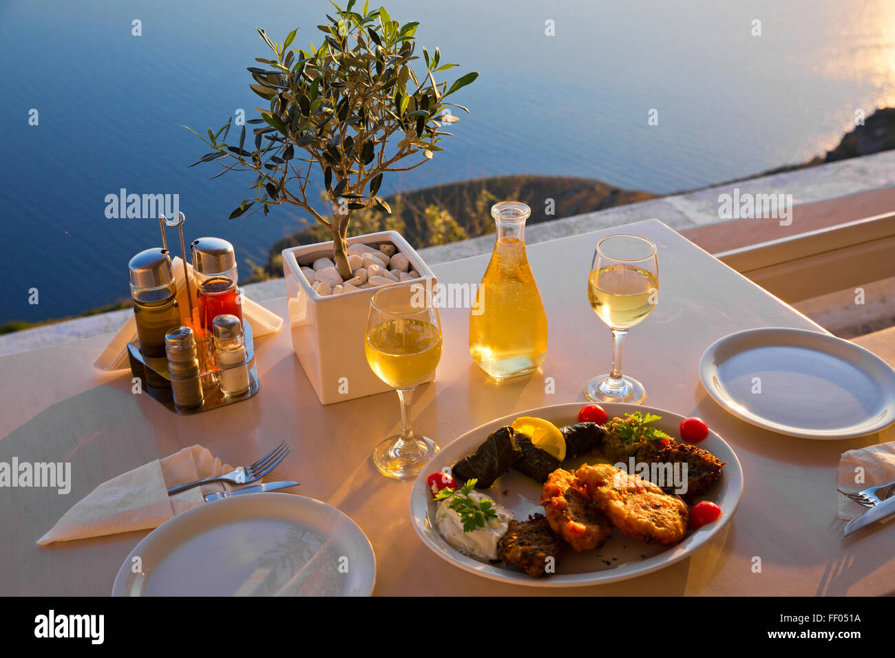 Cena romántica para dos en el , Santorini, restaurante en la  playa, sobre el volcán. La vista desde la cima Fotografía de stock - Alamy