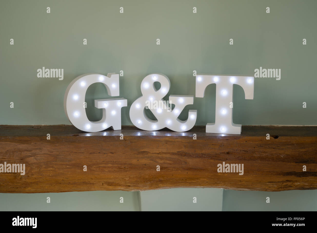 G & T letras iluminadas con pequeñas luces LED. Colocarlo en una repisa de  chimenea de madera. Podría representar Gin Tonic o dos nombres Fotografía  de stock - Alamy