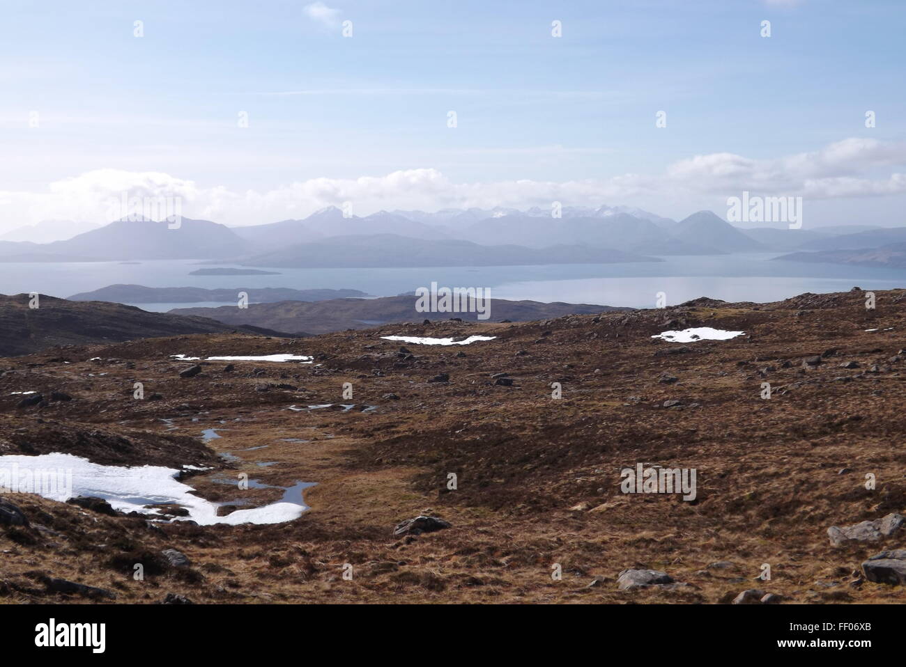 En la parte superior de Applecross pass, mirando hacia la Isla de Skye Foto de stock