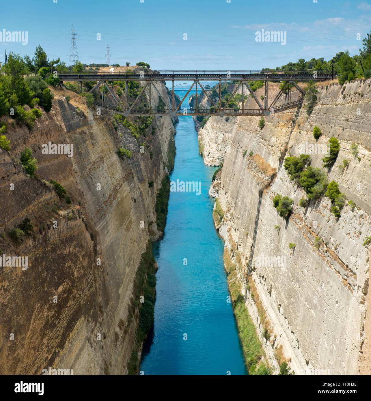 Canal de Corinto que une el Golfo de Corinto con el Golfo Sarónico, en el Mar Egeo, Grecia Foto de stock