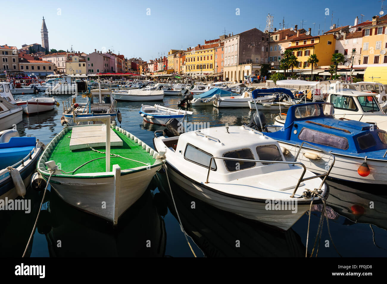 Puerto deportivo de la ciudad de Rovinj, Croacia Foto de stock