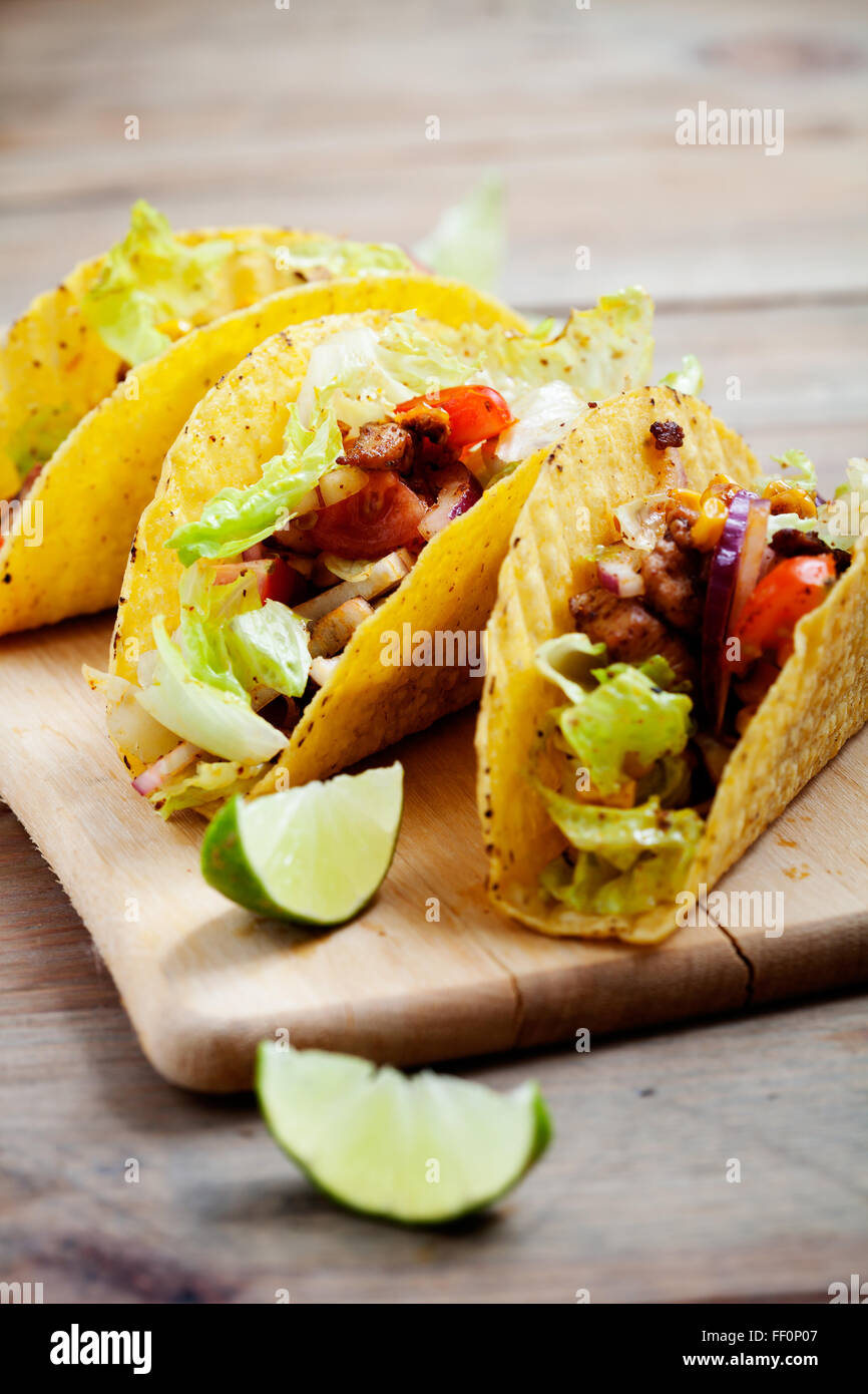 Tacos Mexicanos frescos con pollo picante Fotografía de stock Alamy