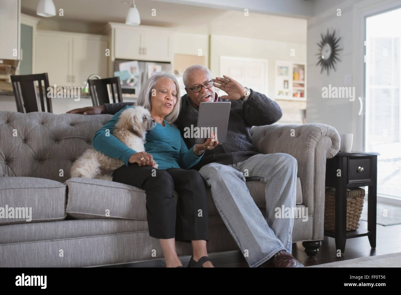 Pareja de ancianos videochat con tableta digital Foto de stock