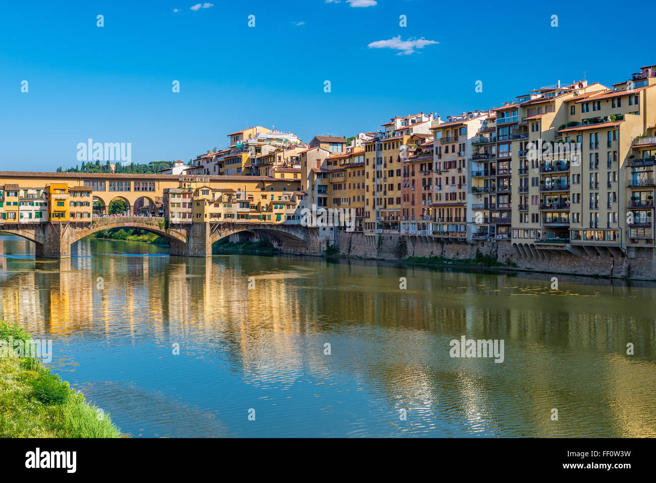 Ponte Vecchio y del horizonte de la ciudad , Florencia , Italia Foto de stock
