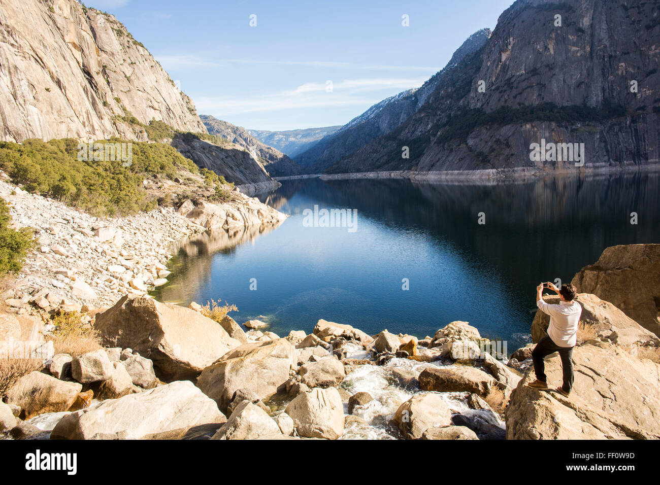 Hombre caucásico fotografiando el lago en el Parque Nacional Yosemite, California, Estados Unidos Foto de stock