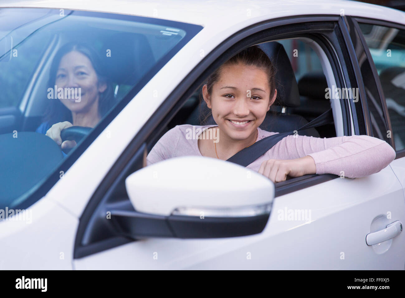 Hija de madre enseñar a conducir el coche Foto de stock