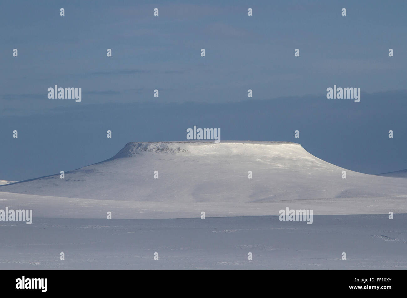 Mesa en la isla de Bering soleado día de invierno Foto de stock