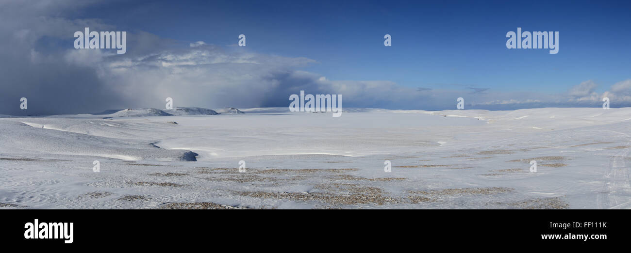 Sarannoe lago congelado en la isla de Bering soleado día de invierno Foto de stock