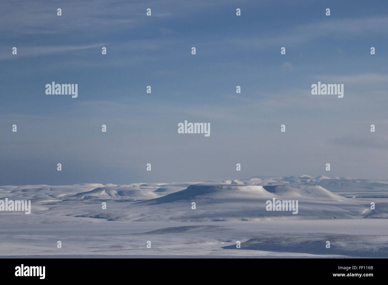 Panorama de invierno en el norte de la isla de Bering en un día soleado Foto de stock